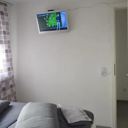 Frisch Renoviert! Nahe Bahnhof Und Europapark Appartement