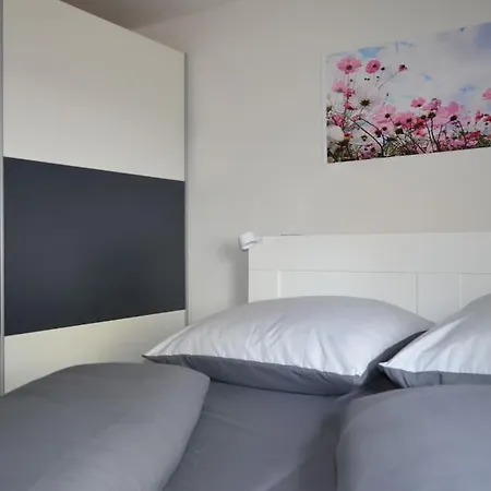 Frisch Renoviert! Nahe Bahnhof Und Europapark Appartement