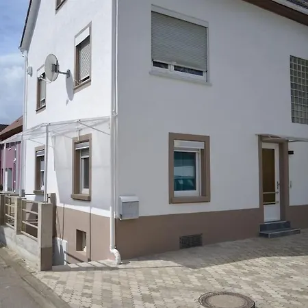 Frisch Renoviert! Nahe Bahnhof Und Europapark *