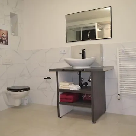 Frisch Renoviert! Nahe Bahnhof Und Europapark Appartement *